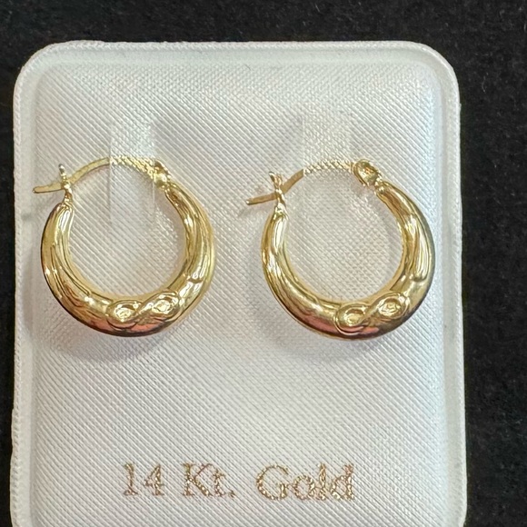 Elegant 14K Gold Hoop Earrings - Picture 5 of 6